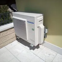Unità esterna Panasonic installata su terrazzo