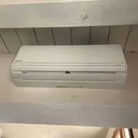 Climatizzatore a parete Panasonic bianco in mansarda