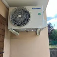 Unità esterna Panasonic installata a parete su staffe