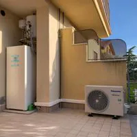 Pompa di calore Panasonic Aquarea con unità esterna e modulo interno su terrazzo