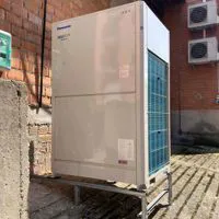 Unità esterna VRF Panasonic installata in cortile