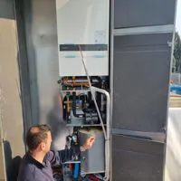 Tecnico durante la messa in servizio di un modulo idronico Panasonic