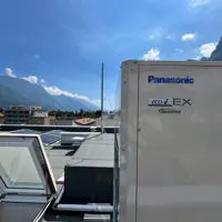 Unità esterna VRF Panasonic ECOi installata su tetto piano