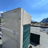 Unità esterna VRF Panasonic in copertura con pannelli fotovoltaici