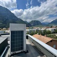 Unità esterna VRF Panasonic su tetto con vista sulle montagne