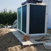Pompa di calore aria-acqua Panasonic su basamento in cantiere