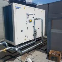 Pompa di calore aria-acqua Panasonic installata in copertura
