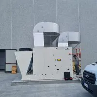 Unità di trattamento aria Panasonic con canali all'esterno di un edificio industriale